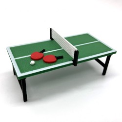 Mini mesa de ping pong con pequeñas raquetas y pelota